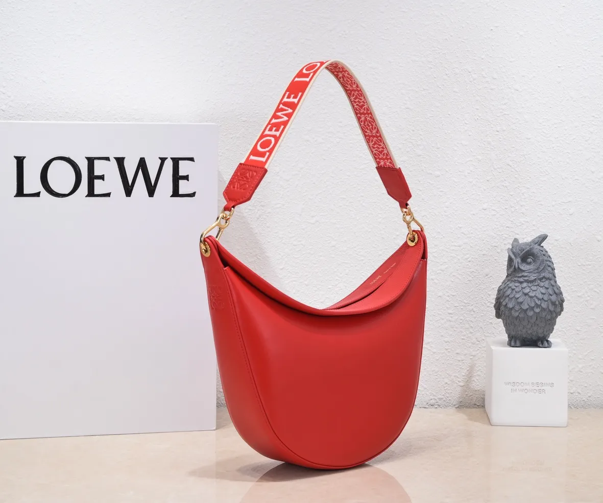 Red, top original order. The smooth crescent shape of the L Luna series moon bag not only elongates the proportions of the whole person without getting stuck on the upper body, but also feels particularly comfortable. The wide shoulder strap design does not press the shoulder buckle opening, making it easier to open and close. The internal capacity is also large, and sunglasses and folding umbrellas can be easily arranged with sliding hanging loops hidden on both sides. Shoulder straps or hanging accessories can be attached, making it convenient for various occasions. It is a bag that shows off its temperament and is highly used in daily life! Luo Yiwei size: 29*27*8cm: model: 8891#